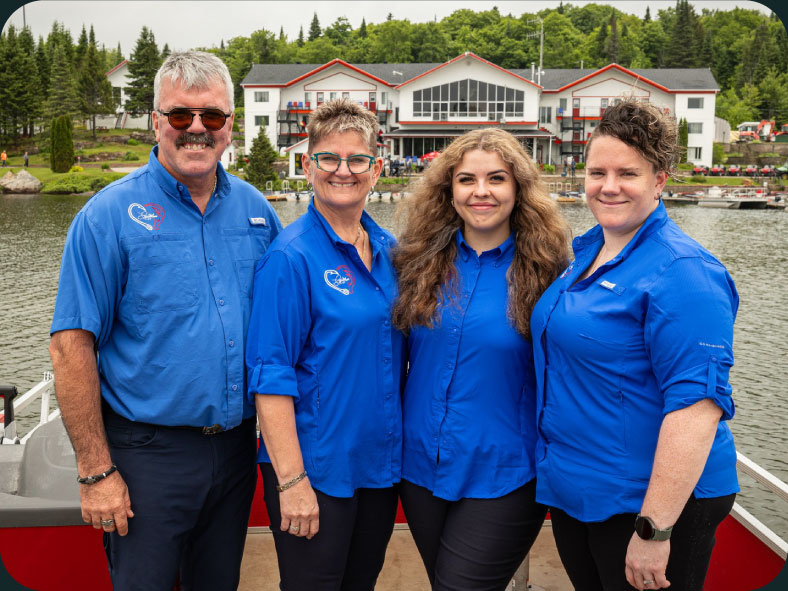 La famille propriétaire Massé-Huet devant la pourvoirie Au Pays de Réal Massé