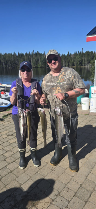 Couple de retraités à la pêche à la truite à la pourvoirie Au Pays de Réal Massé