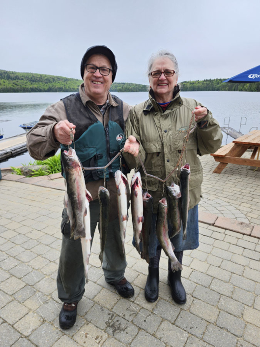 Couple de retraités à la pêche à la truite à la pourvoirie Au Pays de Réal Massé