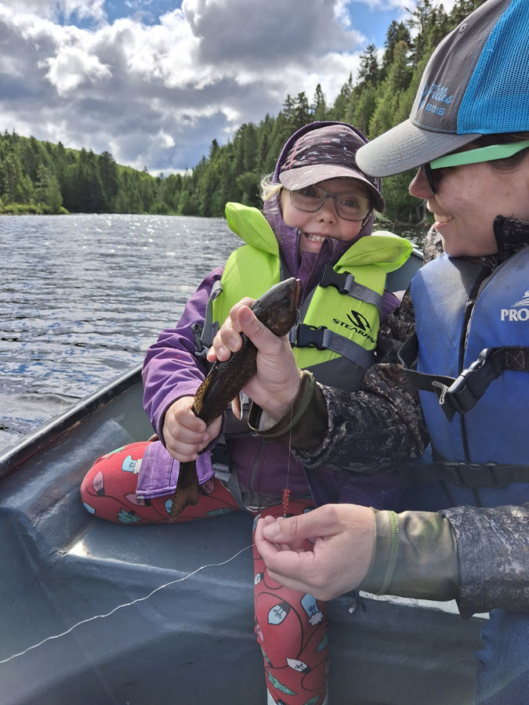 Mère et fille en chaloupe à la pêche à la truite à la pourvoirie Au Pays de Réal Massé