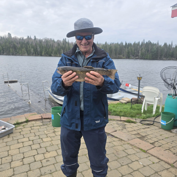 Homme avec truite au Pays de Réal Massé dans Lanaudière