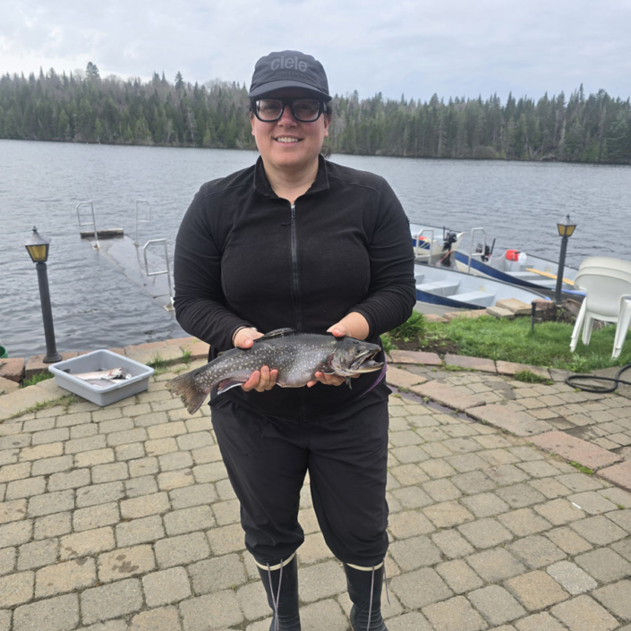 Femme avec truite au Pays de Réal Massé dans Lanaudière