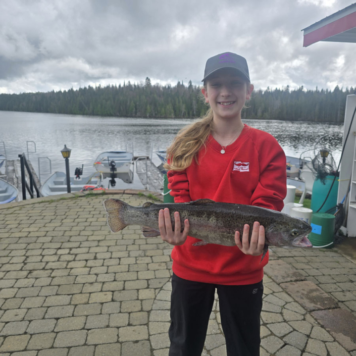 Adolescente avec truite au Pays de Réal Massé dans Lanaudière