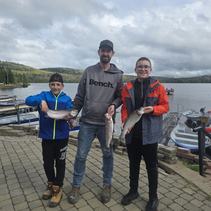 Père et ses deux fils à la pêche à la truite à la pourvoirie Ay Pays de Réal Massé