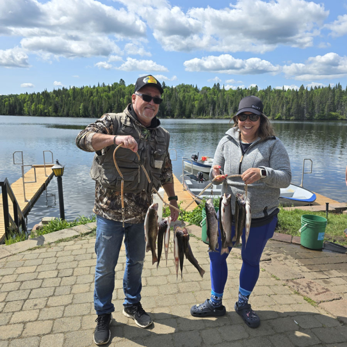 Couple à la pêche à la truite à la pourvoirie Au Pays de Réal Massé