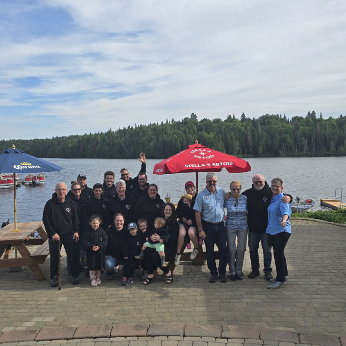 Groupe d'amis et famille à la pourvoirie Au Pays de Réal Massé dans Lanaudière