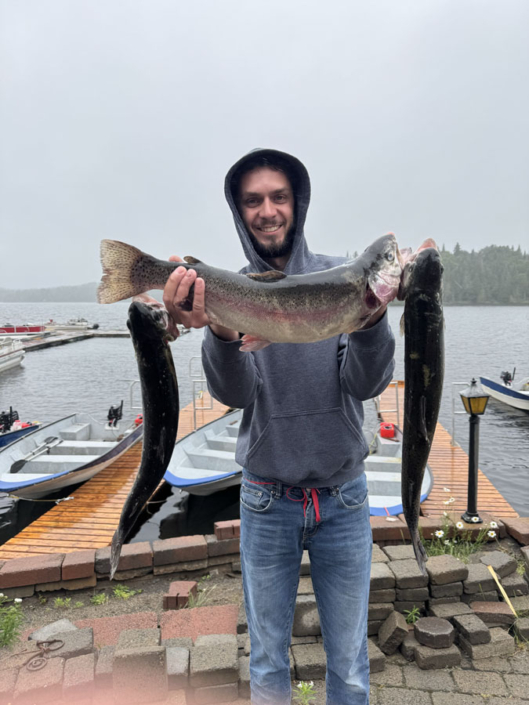 Jeune homme à la pêche à la truite à la pourvoirie Au Pays de Réal Massé