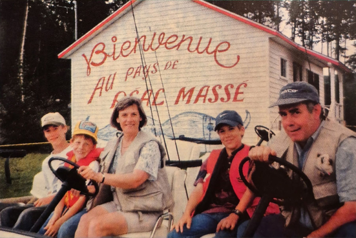 Vieille photo d'une famille devant l'auberge de la pourvoirie Au Pays de Réal Massé dans Lanaudière