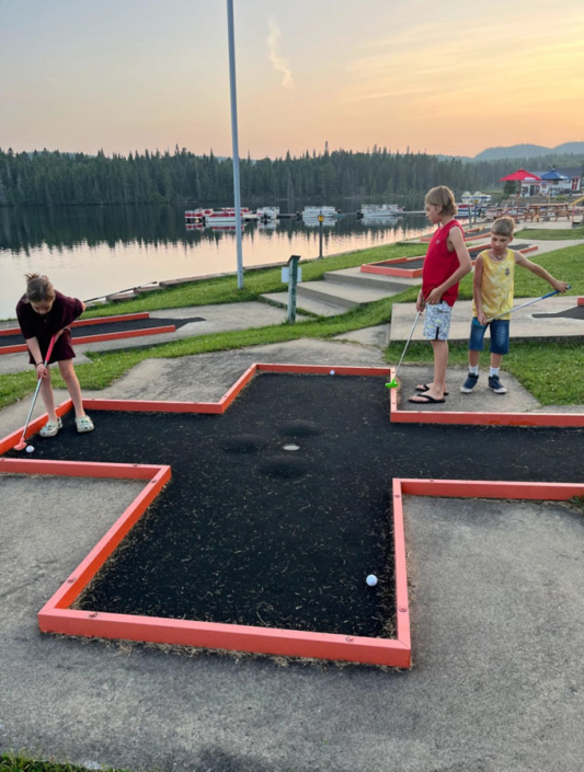 Enfants au mini-putt à la pourvoirie Au Pays de Réal Massé dans Lanaudière
