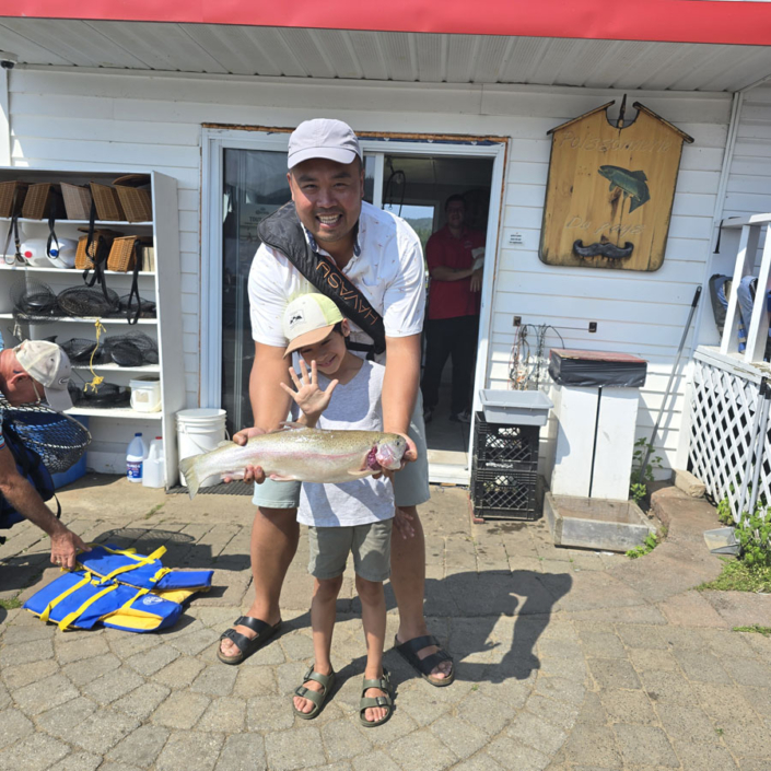 Père et fille à la pêche à la truite à la pourvoirie Au Pays de Réal Massé dans Lanaudière