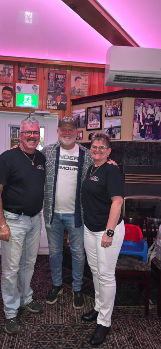 Amis dans le salon de l'auberge de la pourvoirie Au Pays de Réal Massé