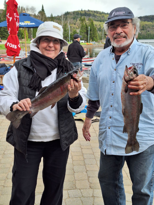 Couple de retraités à la pêche à la truite à la pourvoirie Au Pays de Réal Massé