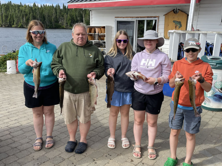 Famille à la pêche à la truite à la pourvoirie Au Pays de Réal Massé à la pêche à la truite.