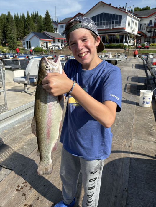 Jeune garçon pêche à la truite à la pourvoirie Au Pays de Réal Massé