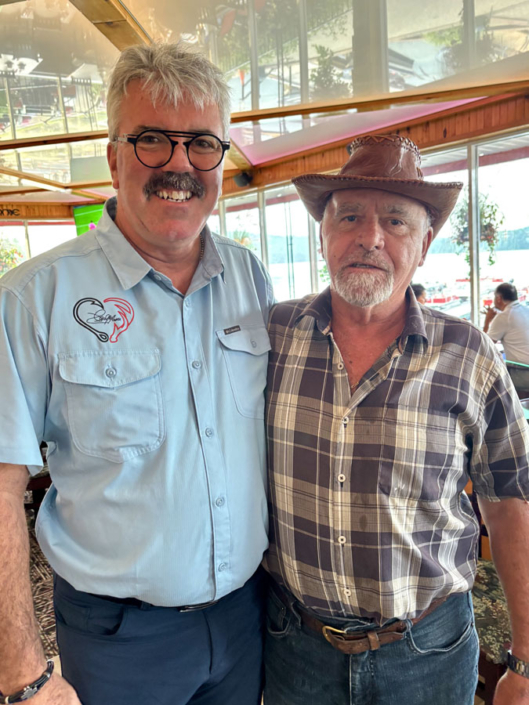 Amis dans le restaurant de la pourvoirie Au Pays de Réal Massé