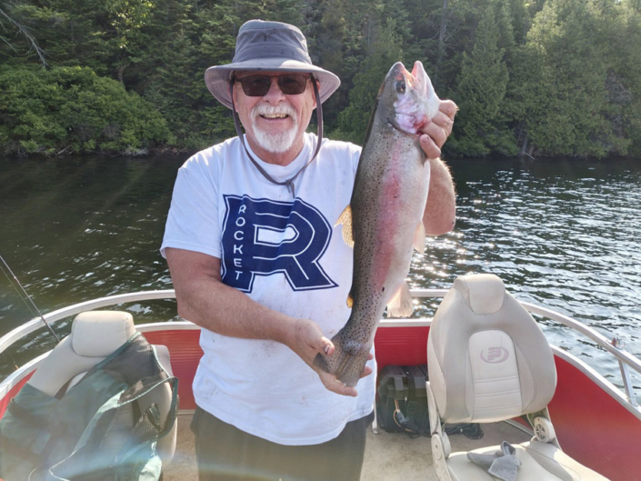 Homme retraité en chaloupe à la pêche à la pourvoirie Réal Massé