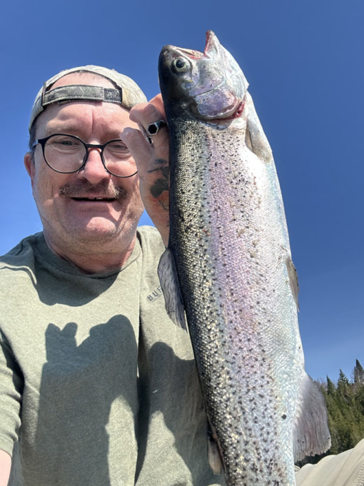 Homme et sa prise à la pêche à la pourvoirie Au Pays de Réal Massé