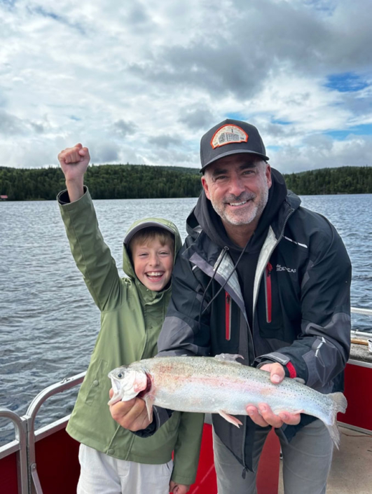 Père et fils à la pêche à la truite à la pourvoirie Au Pays de Réal Massé dans Lanaudière