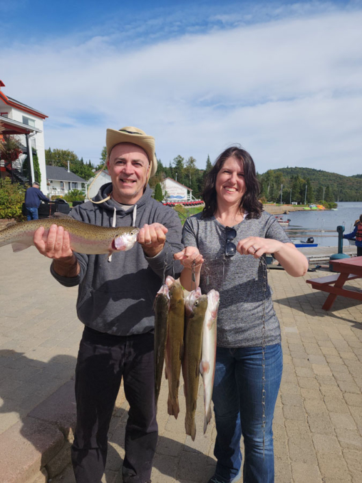 Couple à la pêche à la truite à la pourvoirie Au Pays de Réal Massé