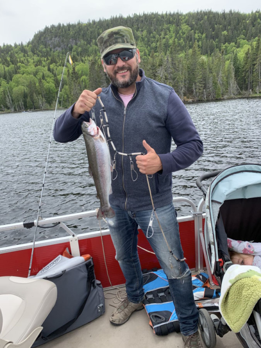 Homme à la pêche à la truite à la pourvoirie Au Pays de Réal Massé