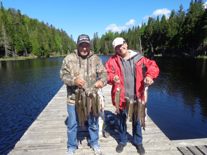 Couple à la pêche à la truite à la pourvoirie Au Pays de Réal Massé