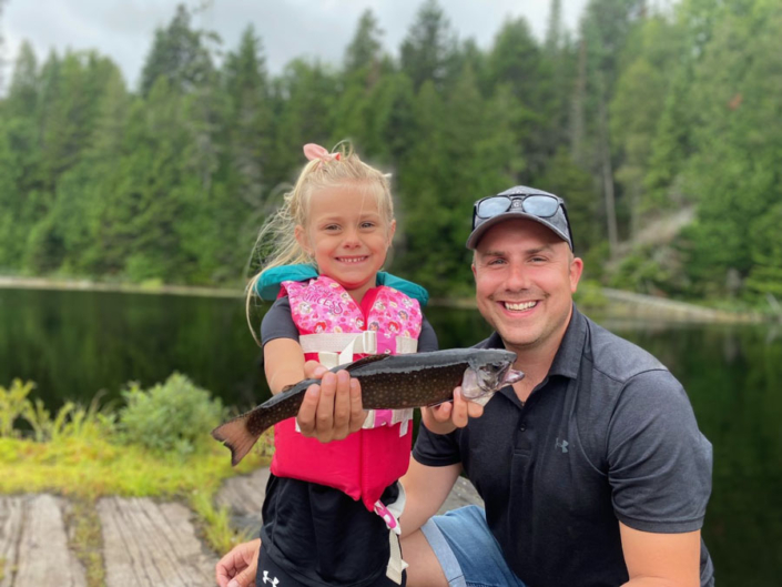 Père et fille à la pêche à la truite à la pourvoirie Au Pays de Réal Massé dans Lanaudière