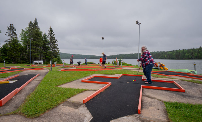 Groupe d'amis au mini-putt à la pourvoirie Réal Massé dans Lanaudière