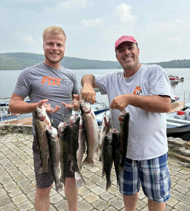 Deux amis à la pêche à la truite à la pourvoirie Au Pays de Réal Massé